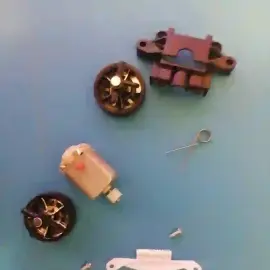 چرخدنده و قطعات جلوی ماشین کنترلی کوچک